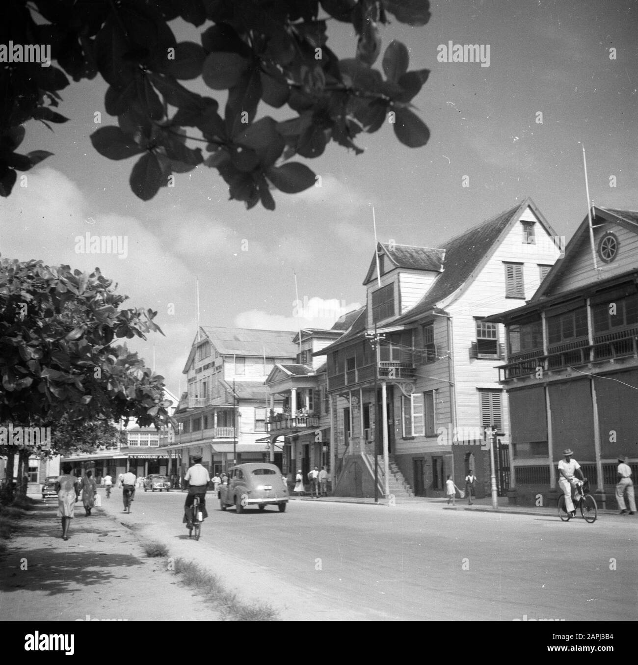 Reisen nach Suriname und zu den niederländischen Antillen Beschreibung: De Waterkant in Paramaribo Datum: 1947 Ort: Paramaribo, Suriname Schlüsselwörter: Street Images Name Der Institution: SBM Stockfoto