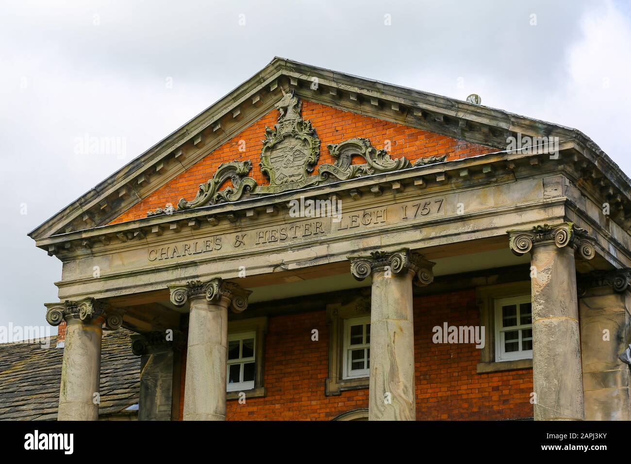 "Charles and Ester Legh 1757" und das Familienwappchen, das auf einem Portikus im Adlington Hall Country House in der Nähe von Adlington, Cheshire, England, Großbritannien geschrieben wurde Stockfoto