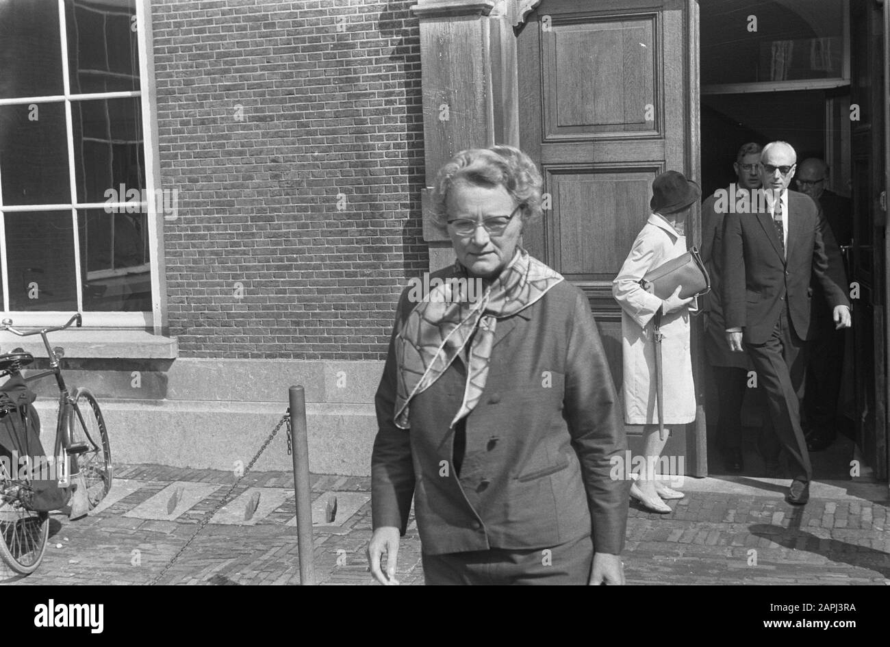 Die wöchentliche Kabinettssitzung im Binnenhof, den Haag: Nein 3 Minister Klompe und Minister Bakker nach der Sitzung Nr. 4A l Udink und Bakker nach der Plenarsitzung/Datum: 29. August 1969 Ort: Den Haag, Zuid-Holland Schlüsselwörter: Kabinettssitzungen persönlicher Name: Bakker, Joop, Klompé, Marga Stockfoto