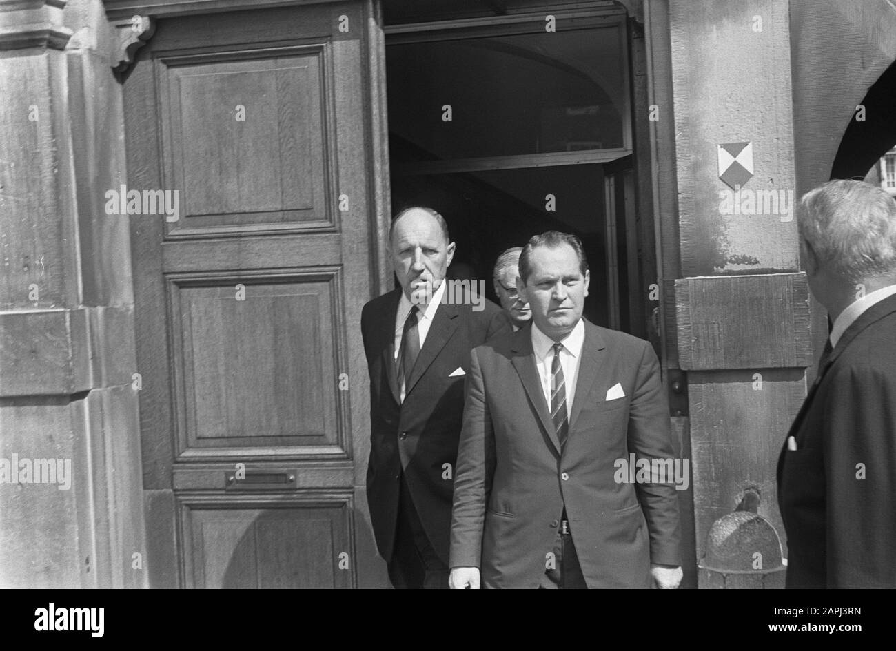 Die wöchentliche Kabinettssitzung im Binnenhof, den Haag: L. LUNs und Min. Lardinois nach dem Sitzungsdatum: 29. August 1969 Ort: Den Haag, Zuid-Holland Schlüsselwörter: Kabinettssitzungen persönlicher Name: LUNs, J.A.M. H., Luns, Joseph Stockfoto