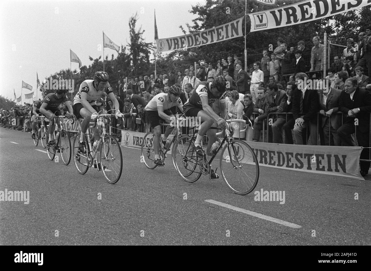 Amateur-Meisterschaften Radsport auf der Straße, auf dem Rundkurs Adsteeg bei Beek in Limburg-Umgebung Beschreibung: Die Radfahrer im Einsatz Datum: 20. Juli 1969 Ort: Limburger Schlagwörter: Amateure, Sport, Wettbewerbe, Radsport Stockfoto