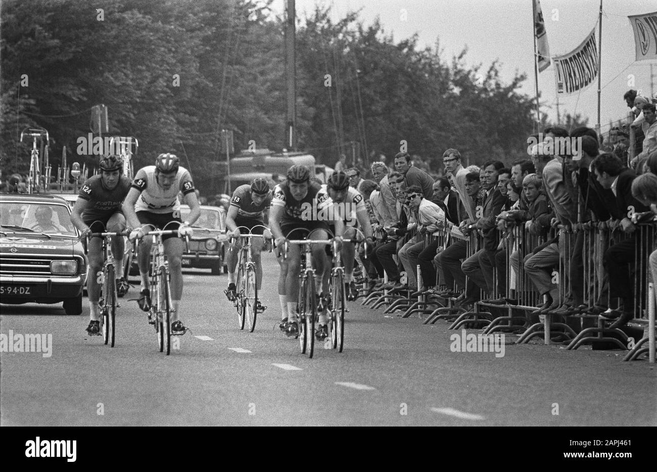 Amateur-Meisterschaften Radsport auf der Straße, auf dem Rundkurs Adsteeg bei Beek in Limburg-Umgebung Beschreibung: Die Radfahrer im Einsatz Datum: 20. Juli 1969 Ort: Limburger Schlagwörter: Amateure, Sport, Wettbewerbe, Radsport Stockfoto