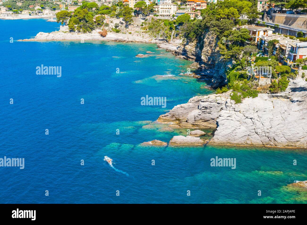 Weißen Segeln in der Nähe von felsigen Küste in Camogli, Italien. Luftaufnahme auf die Adria, Ligurien. Stockfoto