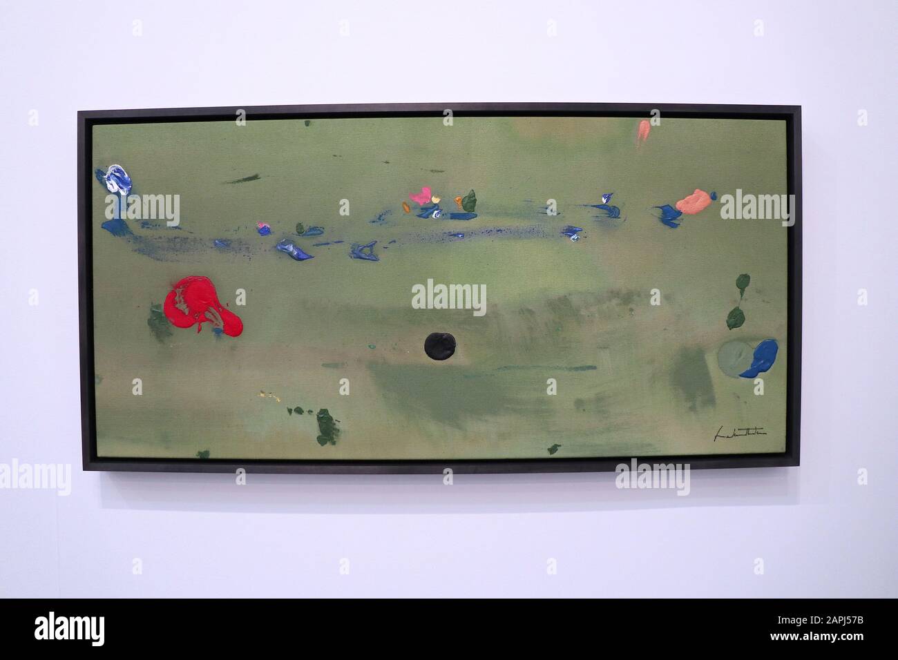 Gasgosian freut sich, amerikanische Pastoral zu präsentieren. Von der Industrialisierung des neunzehnten Jahrhunderts bis hin zu zeitgenössischen Einwanderungspattern. Titel nach Philip Roths Roman von 1997 über die soziale Zerrissenheit, die das Leben einer nach außen unruhigen New Jersey-Familie untergräbt. Die amerikanische Pastoral ist eine Gruppenausstellung, die diese idealisierte Vision herausfordern will, indem sie sich in die kulturellen, politischen und wirtschaftlichen Spannungen, die unter ihr liegen, eintauchen lässt. In dieser Ausstellung werden moderne und zeitgenössische Arbeiten mit historischen amerikanischen Landschaften gezeigt, die von Sonnenuntergang über dem Fluss bis hin zu ruhiger Seeszene reichen. Stockfoto