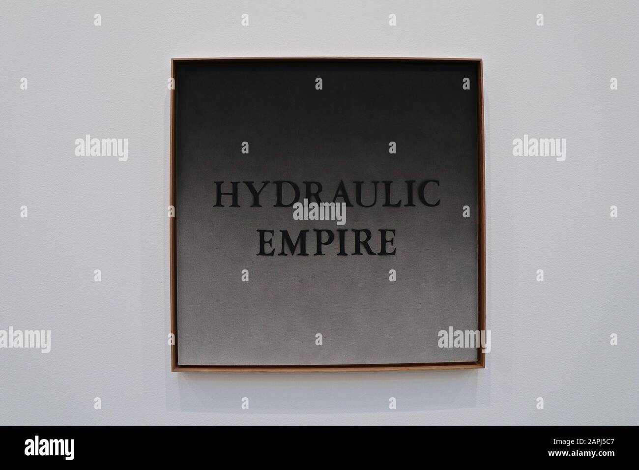 Gasgosian freut sich, amerikanische Pastoral zu präsentieren. Von der Industrialisierung des neunzehnten Jahrhunderts bis hin zu zeitgenössischen Einwanderungspattern. Titel nach Philip Roths Roman von 1997 über die soziale Zerrissenheit, die das Leben einer nach außen unruhigen New Jersey-Familie untergräbt. Die amerikanische Pastoral ist eine Gruppenausstellung, die diese idealisierte Vision herausfordern will, indem sie sich in die kulturellen, politischen und wirtschaftlichen Spannungen, die unter ihr liegen, eintauchen lässt. In dieser Ausstellung werden moderne und zeitgenössische Arbeiten mit historischen amerikanischen Landschaften gezeigt, die von Sonnenuntergang über dem Fluss bis hin zu ruhiger Seeszene reichen. Stockfoto