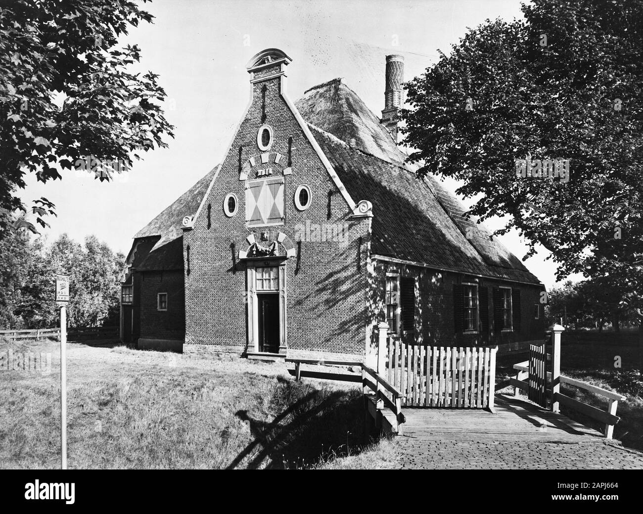Anno 1.650 Datum: 8. Januar 1951 Ort: Noord-Holland, Twisk Schlüsselwörter: Bauernhöfe, Exterieurs Personenname: Noord hollandsche boerderij Stockfoto