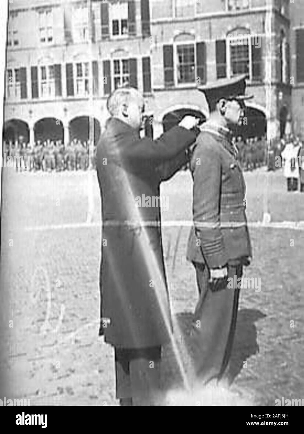 Dekoration britische Offiziere Anmerkung: [Negative Missing] Ort: Binnenhof den Haag Datum: 25. april 1946 Ort: Den Haag Stichwörter: Offiziere, Auszeichnungen Stockfoto
