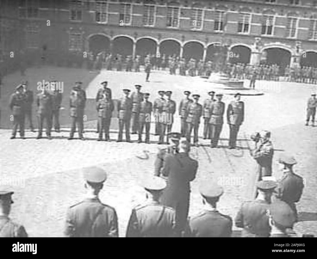 Dekoration britische Offiziere Anmerkung: [Negative Missing] Ort: Binnenhof den Haag Datum: 25. april 1946 Ort: Den Haag Stichwörter: Offiziere, Auszeichnungen Stockfoto
