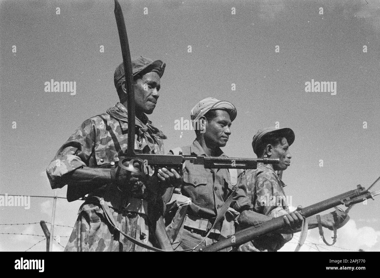 Bau einer Bailey-Brücke [Serientitel richtig?] Beschreibung: Teilnehmer an der Patrouille ang des 20th Company 2 Regiment Infantry in Kemajoran Datum: 1946 Ort: Indonesien, Niederländisch-Ostindien Stockfoto