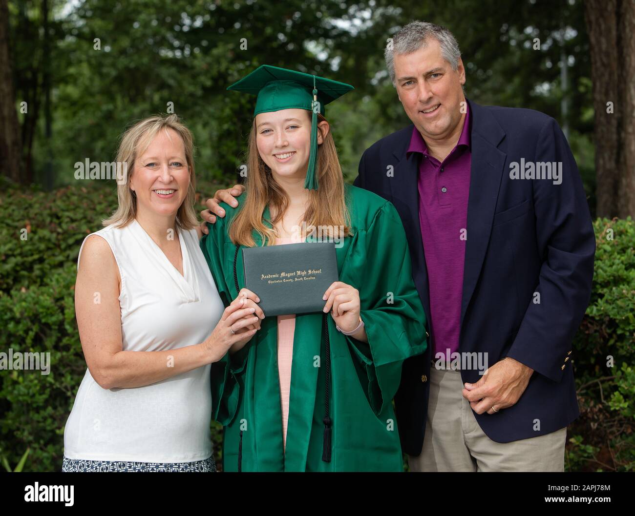 Teeang-Mädchen nach dem Abitur mit Diplom. Stockfoto