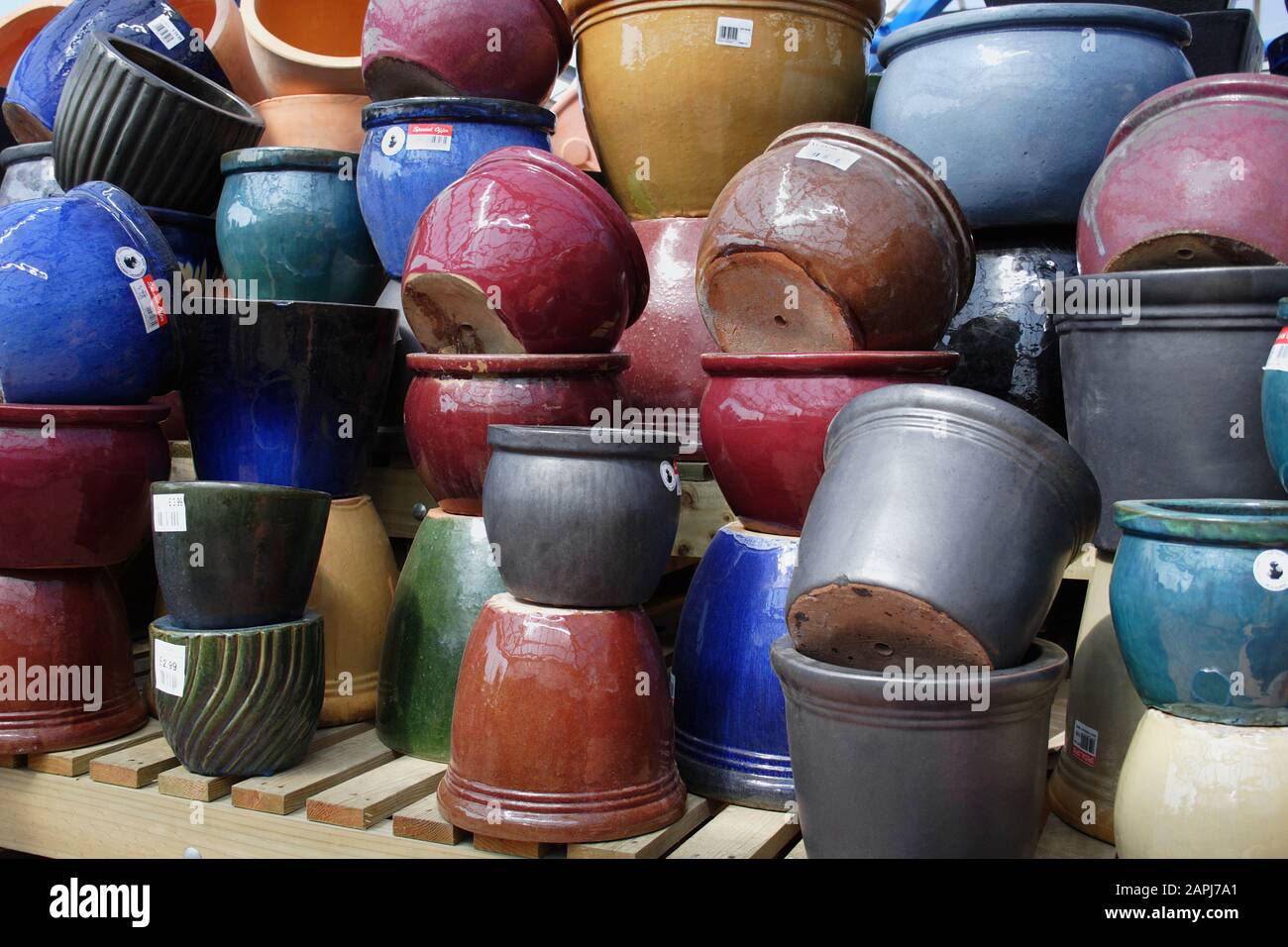 Mehrfarbige Gartentöpfe aus Keramik zum Verkauf im Gartencenter Stockfoto