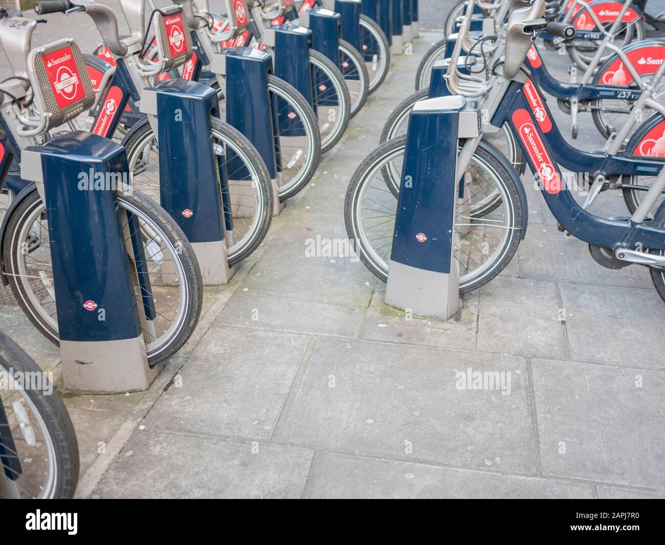 Fahrradständer/-Gestell in der Nähe der U-Bahn-Station Bond Street, London. Für die Erkundung von London, für die Arbeit, für die Arbeit in London, für umweltfreundliches Pendeln, für Fahrradständer. Stockfoto