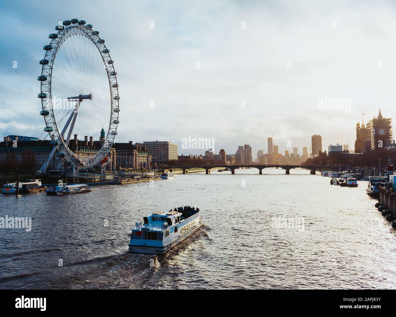 Londoner Stadtbild bei Sonnenaufgang mit berühmten Sehenswürdigkeiten: London Eye, County Hall, Westminster Bridge, Parlamentsgebäude, Big Ben und Themse Stockfoto