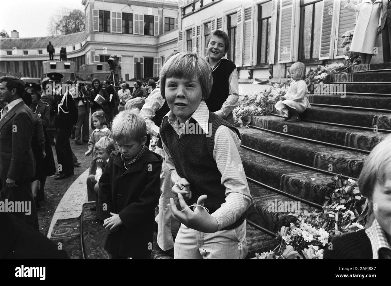 Defile Soestdijk 78; Willem Alexander schießt Propjes, hinter ihm Prinz Maurits Datum: 1. Mai 1978 Ort: Soestdijk, Utrechter Schlüsselwörter: Defiles persönlicher Name: Maurits, Fürst, Willem-Alexander, Prins van Oranje Stockfoto