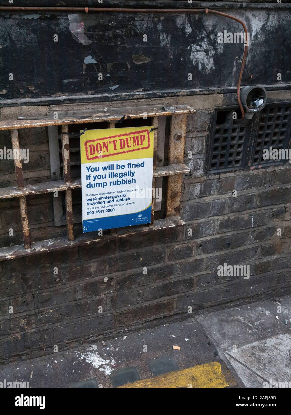 Anti-Dumping-Warnschild des Westminster Council, gleich um die Ecke Bond Street/South Molton Street im Londoner West End Stockfoto