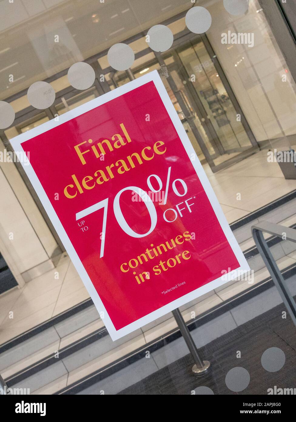 Debenhams Endgültige Genehmigung / 70 % Rabatt auf Verkaufsabzeichen (Januar 2020). Metapher für hohe Straßenkrise, Debenhams Einzelhandelskrise, Tod der Hochstraße. Stockfoto