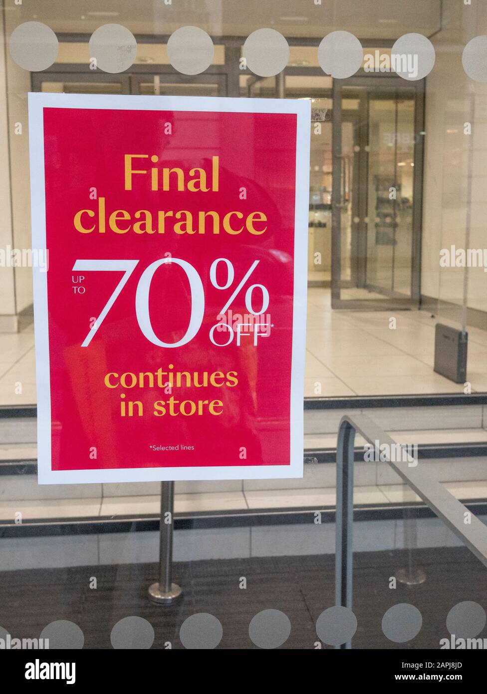 Debenhams Endgültige Genehmigung / 70 % Rabatt auf Verkaufsabzeichen (Januar 2020). Metapher für hohe Straßenkrise, Debenhams Einzelhandelskrise, Tod der Hochstraße. Stockfoto