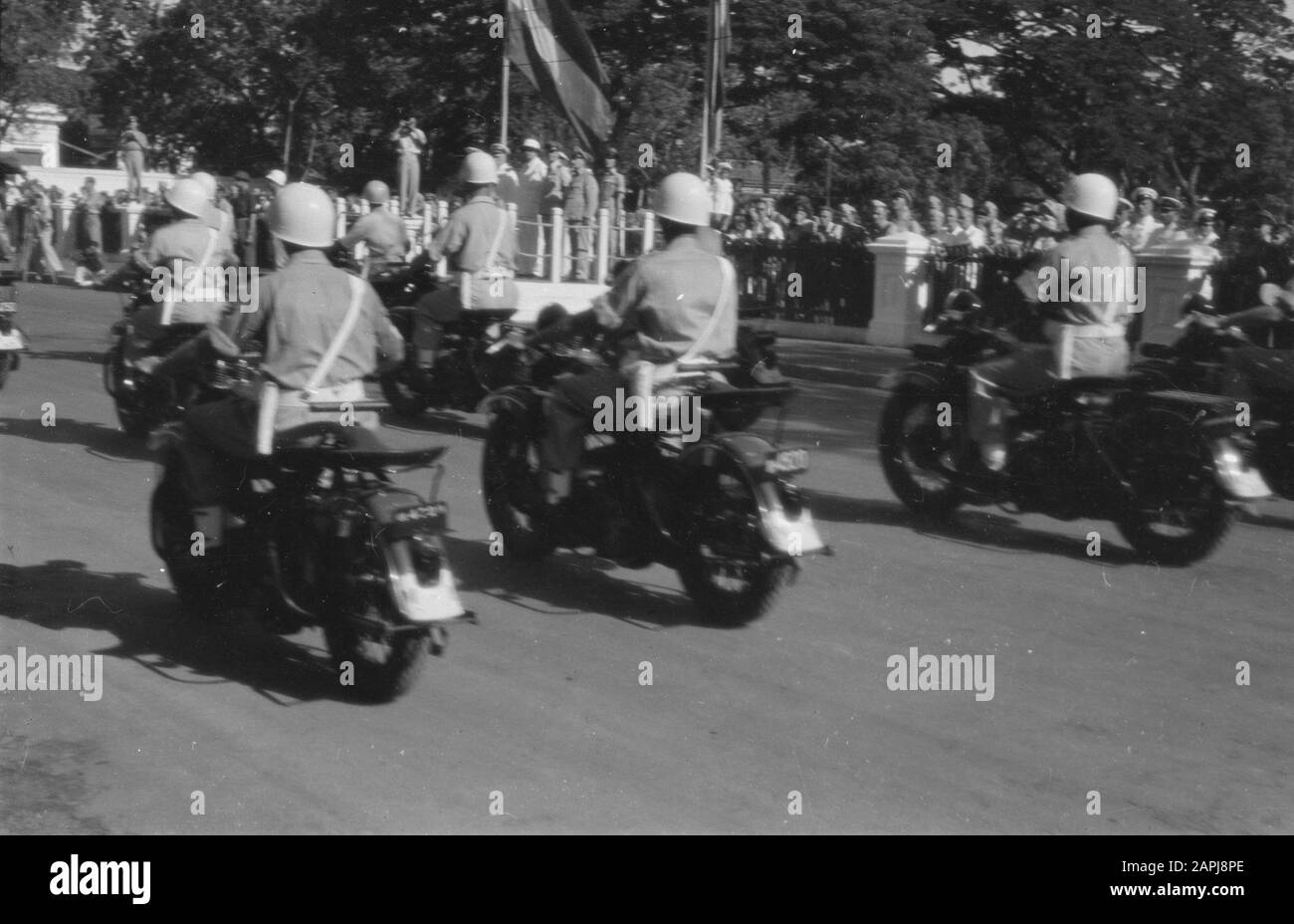 Defilé Batavia. Motorradfahrer Militärpolizei Datum: September 1947 Ort: Batavia, Indonesien, Jakarta, Niederländisch-Ostindien Stockfoto