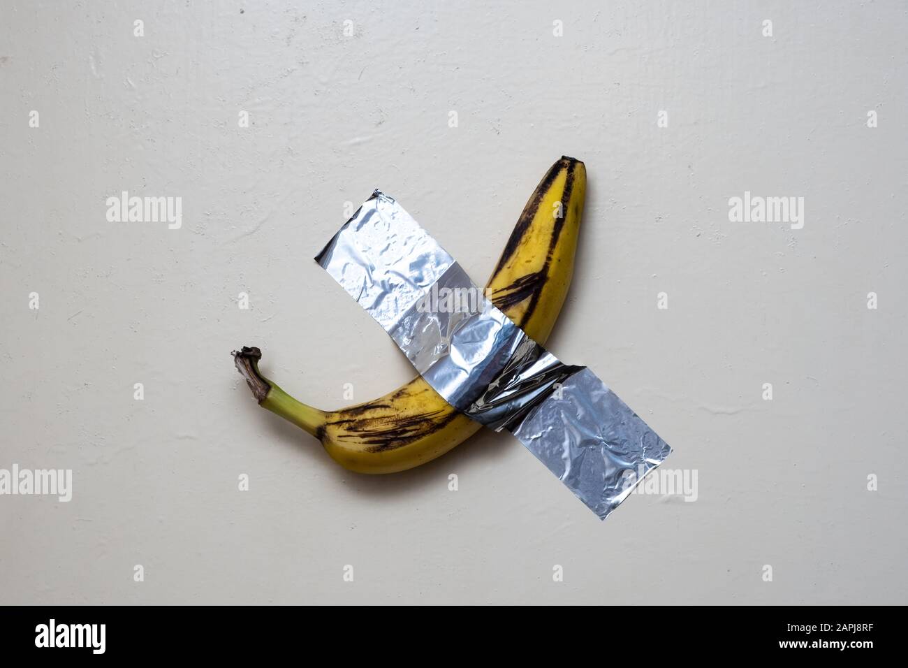 Kunst der Bananeninstallation. Ein Bananenkanal wurde an eine Wand geklebt, die für 120 Dollar verkauft wurde Stockfoto