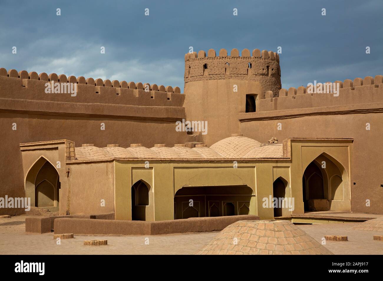 Überreste der mittelalterlichen Festung Rayen im Iran Stockfoto