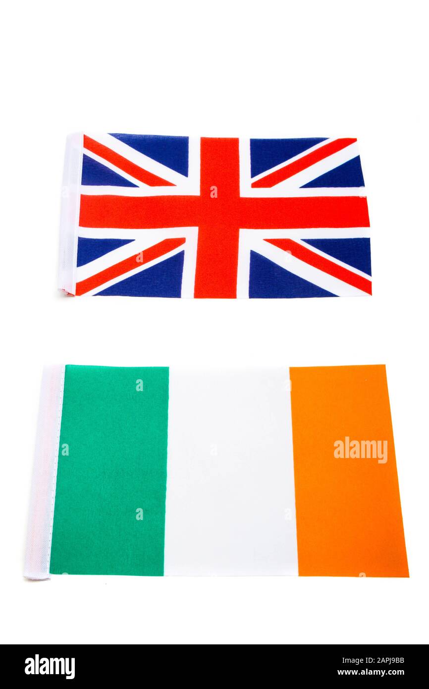 Die Nationalflaggen des Vereinigten Königreichs und der Republik Irland auf weißem Hintergrund mit einer Zeichenlesung Stockfoto
