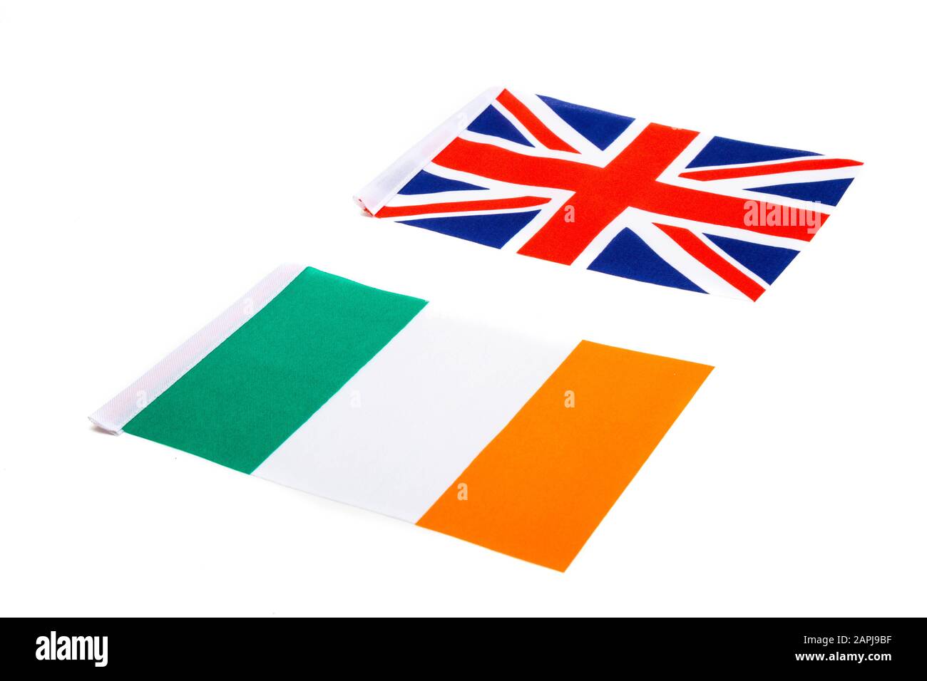Die Nationalflaggen des Vereinigten Königreichs und der Republik Irland auf weißem Hintergrund mit einer Zeichenlesung Stockfoto