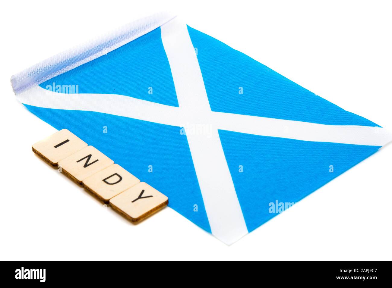 Die Nationalflaggen Schottlands, der Saltaire oder das Kreuz von St Andrews auf weißem Hintergrund mit einem Schild mit der Lesung Indy Stockfoto