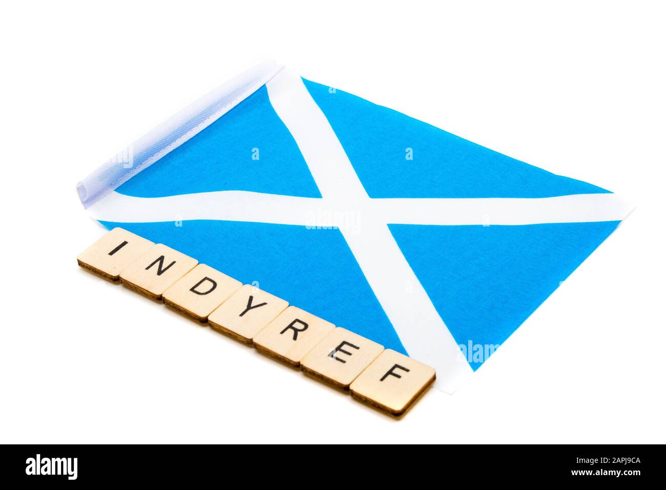 Die Nationalflaggen Schottlands, der Saltaire oder das Kreuz von St Andrews auf weißem Grund mit einem Schild mit der Lesung Indyref Stockfoto