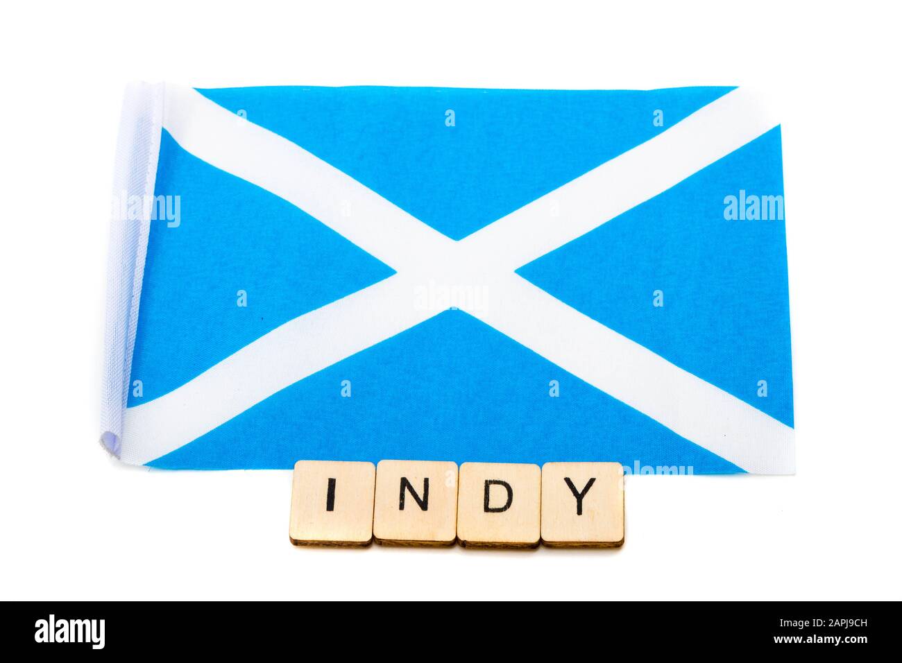 Die Nationalflaggen Schottlands, der Saltaire oder das Kreuz von St Andrews auf weißem Hintergrund mit einem Schild mit der Lesung Indy Stockfoto