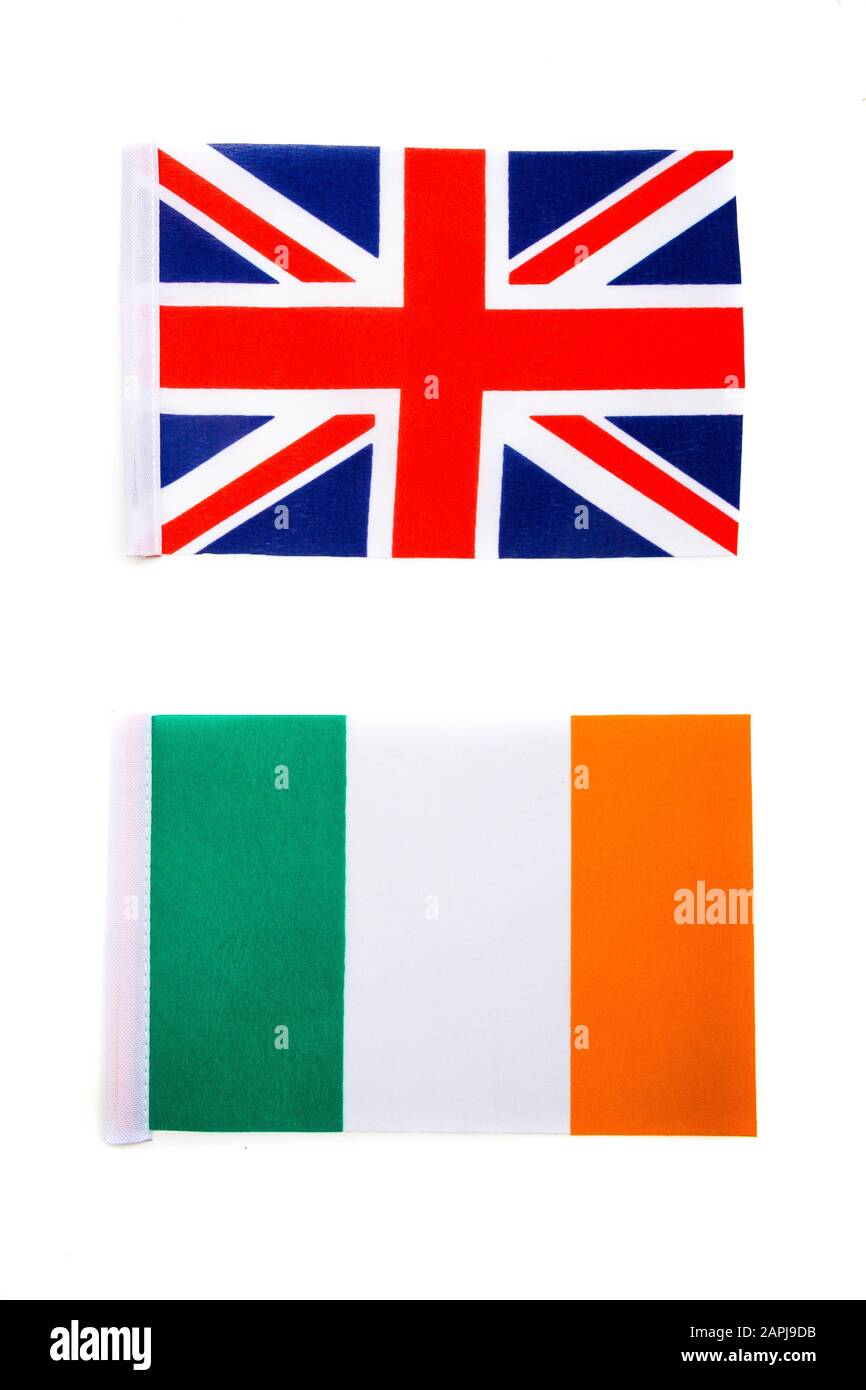 Die Nationalflaggen des Vereinigten Königreichs und der Republik Irland auf weißem Hintergrund mit einer Zeichenlesung Stockfoto