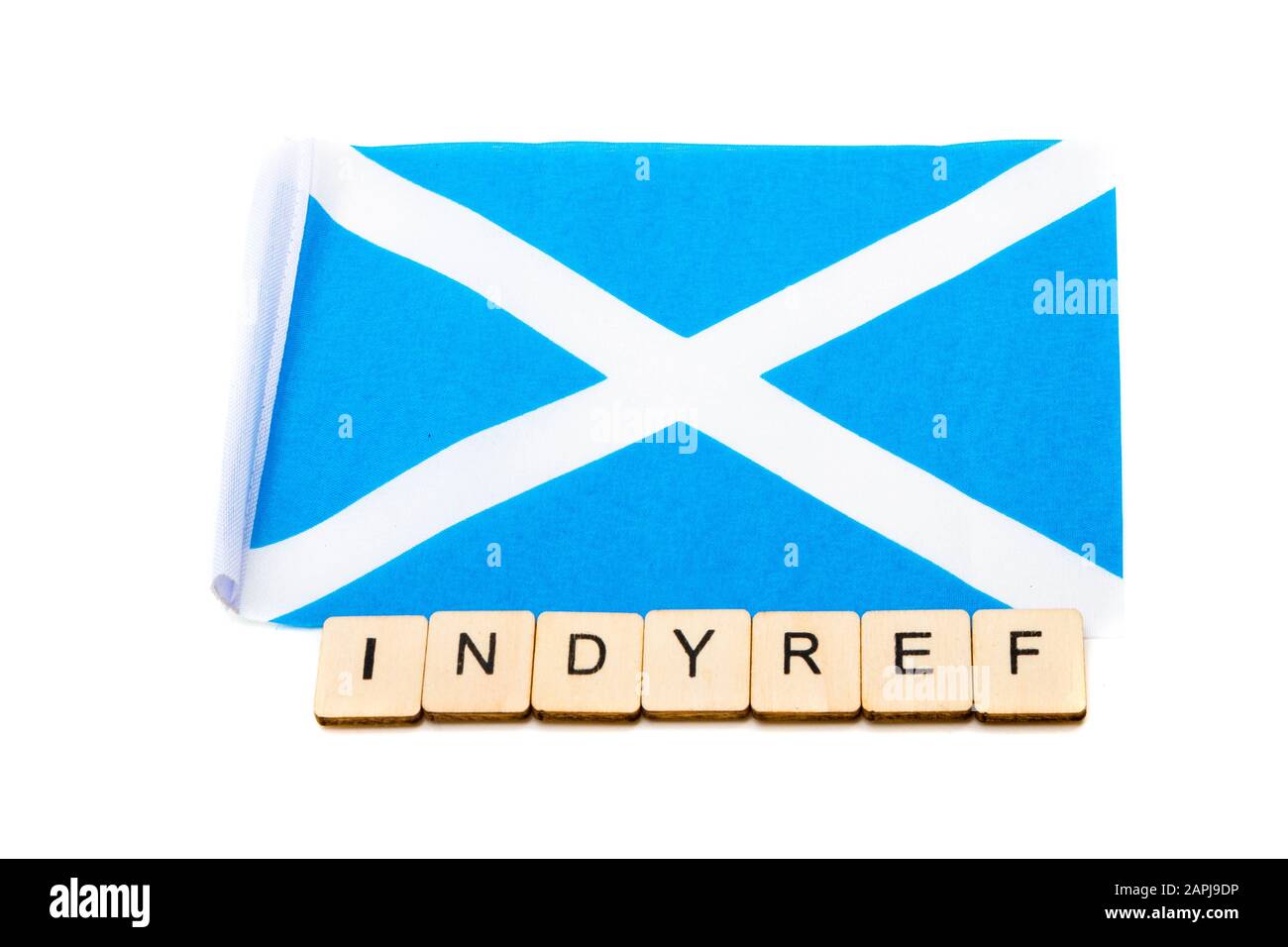 Die Nationalflaggen Schottlands, der Saltaire oder das Kreuz von St Andrews auf weißem Grund mit einem Schild mit der Lesung Indyref Stockfoto