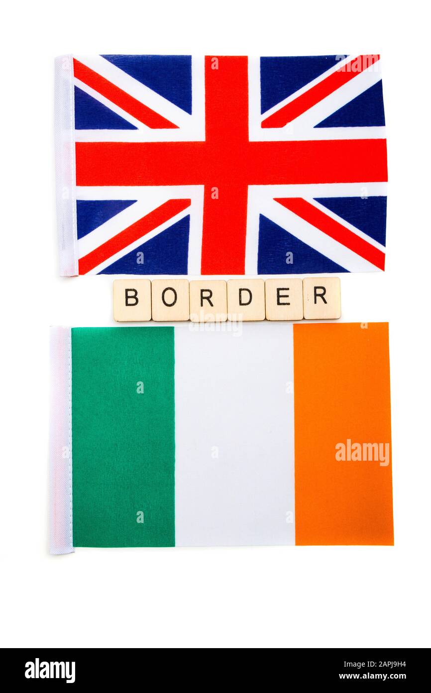Die Nationalflaggenhit des Vereinigten Königreichs und der Republik Irland auf weißem Hintergrund mit einer Grenze zum Lesen von Schildern Stockfoto
