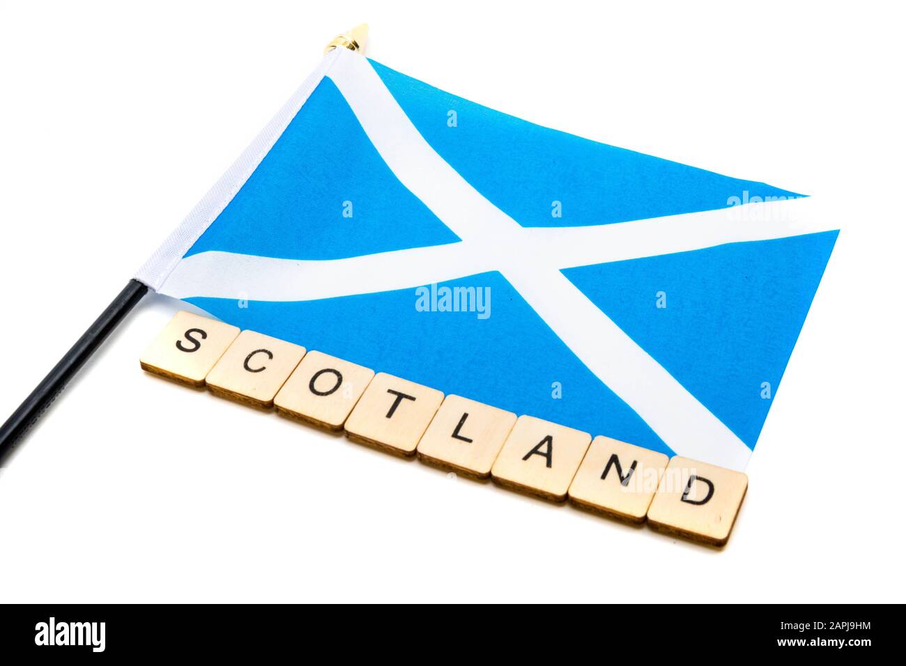 Die Nationalflaggen Schottlands, der Saltaire oder das Kreuz von St Andrews auf weißem Hintergrund mit einem Schild, das Schottland liest Stockfoto