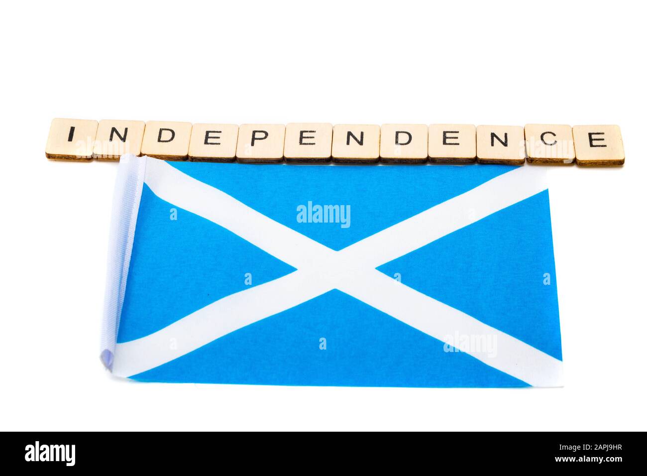 Die Nationalflaggen Schottlands, der Saltaire oder das Kreuz von St Andrews auf weißem Hintergrund mit einem Zeichen, das Unabhängigkeit liest Stockfoto