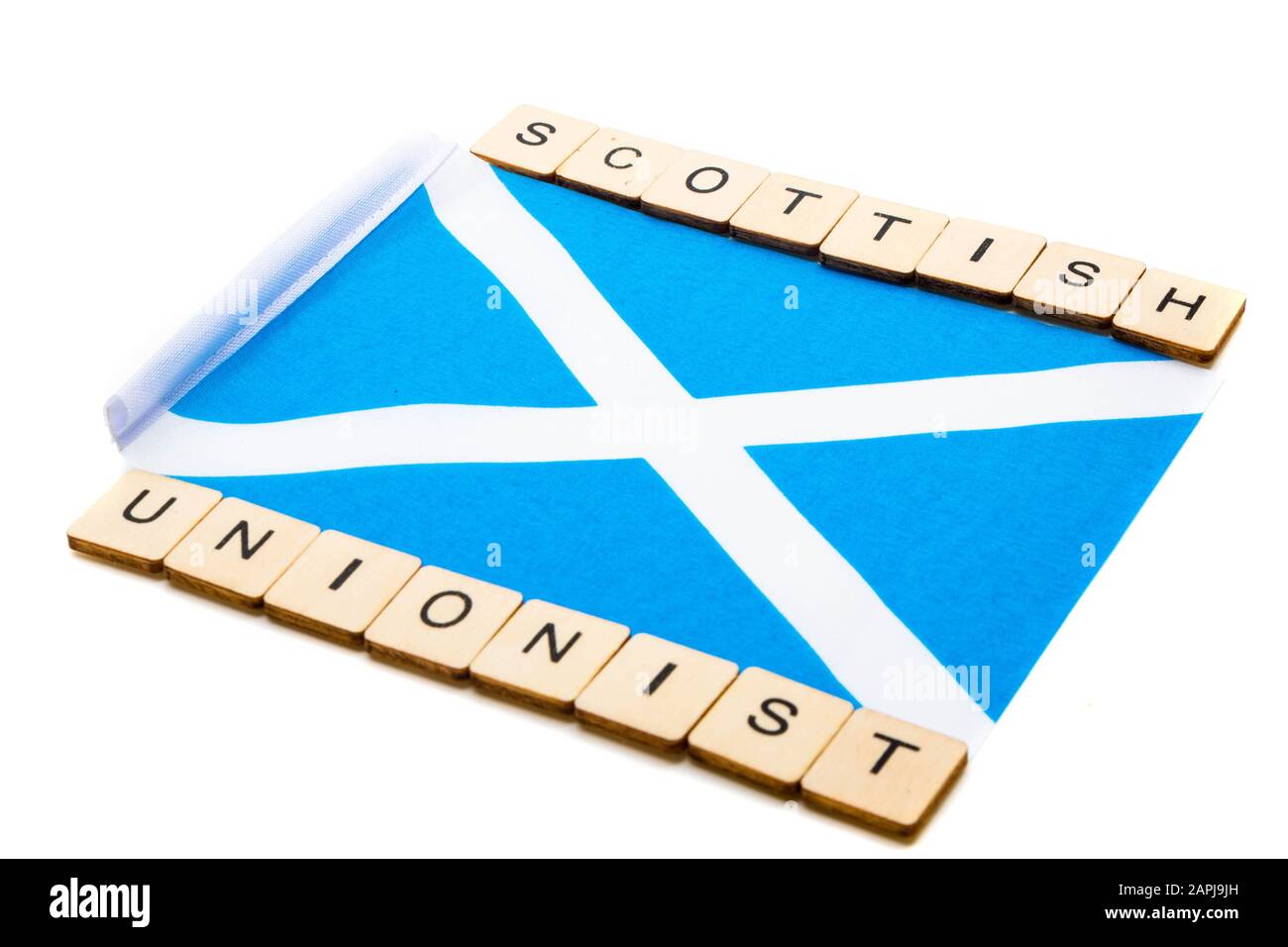 Die Nationalflaggen Schottlands, der Saltaire oder das Kreuz von St Andrews auf weißem Hintergrund mit einem Schild, das schottischen Unionisten liest Stockfoto