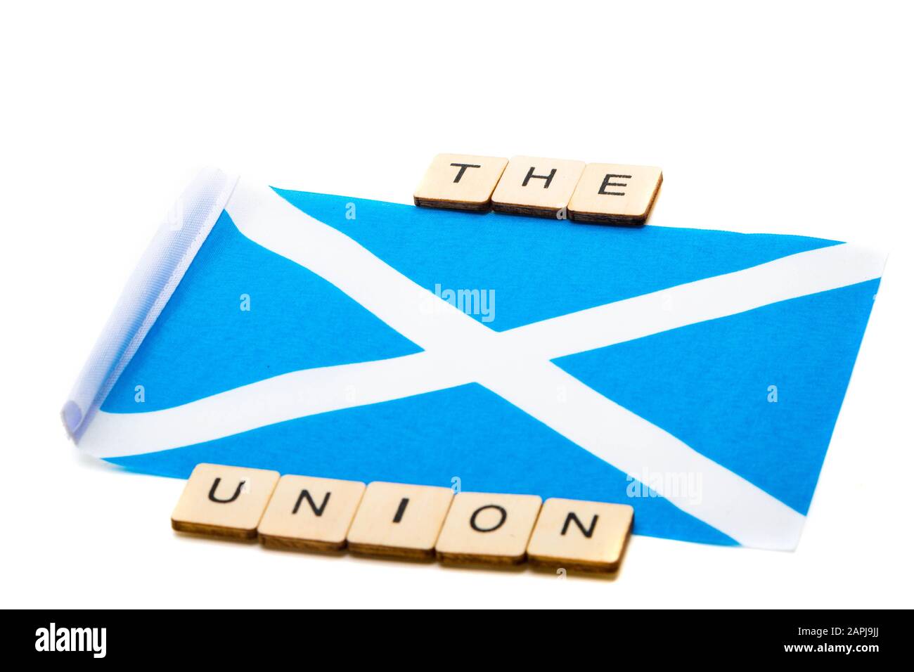 Die Nationalflaggen Schottlands, der Saltaire oder das Kreuz von St Andrews auf weißem Hintergrund mit einem Schild, das die Union liest Stockfoto