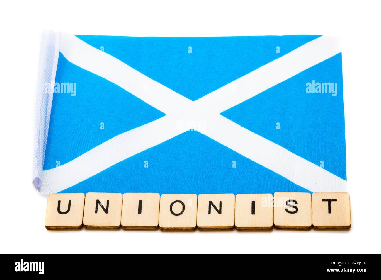 Die Nationalflaggen Schottlands, der Saltaire oder das Kreuz von St Andrews auf weißem Hintergrund mit einem Schild, das Unionist liest Stockfoto