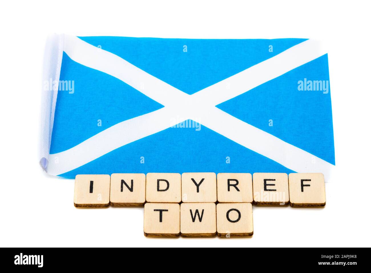 Die Nationalflaggen Schottlands, der Saltaire oder das Kreuz von St Andrews auf weißem Grund mit einem Schild, das Indyref Two liest Stockfoto