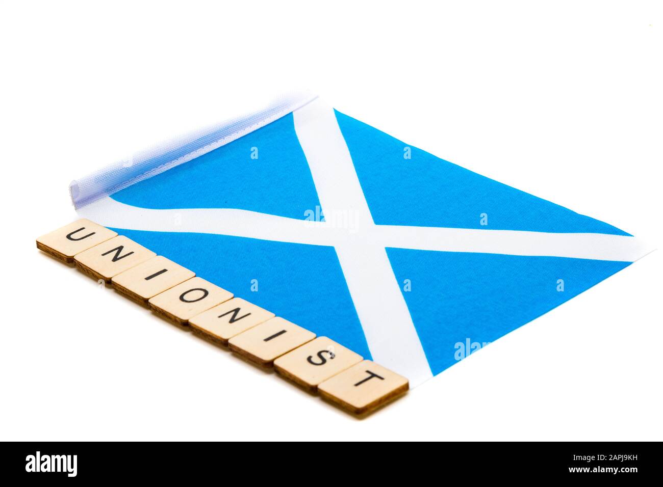 Die Nationalflaggen Schottlands, der Saltaire oder das Kreuz von St Andrews auf weißem Hintergrund mit einem Schild, das Unionist liest Stockfoto