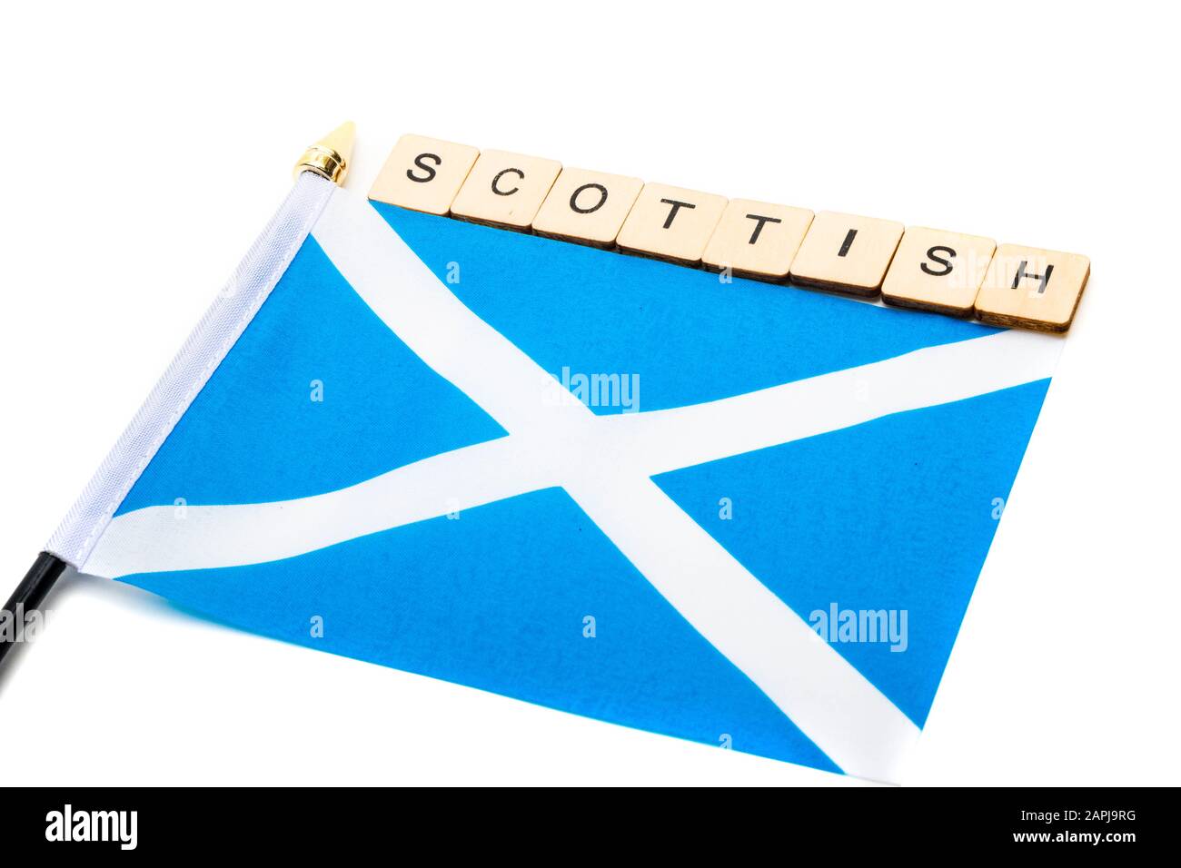 Die Nationalflaggen Schottlands, der Saltaire oder das Kreuz von St Andrews auf weißem Grund mit einem Schild, das schottisch liest Stockfoto