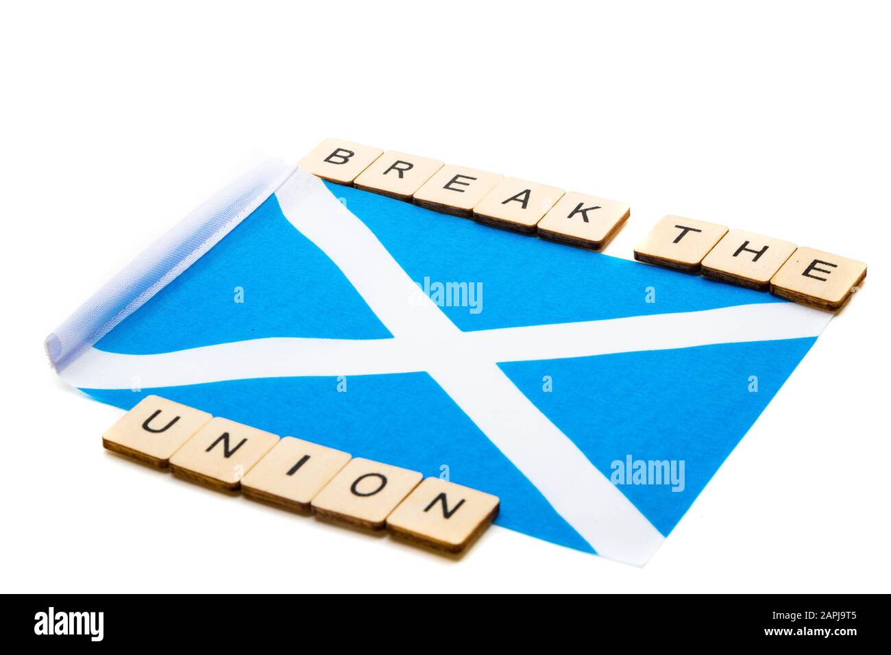 Die Nationalflaggen Schottlands, der Saltaire oder das Kreuz von St Andrews auf weißem Grund mit einer Zeichenlesung Brechen Die Union Stockfoto
