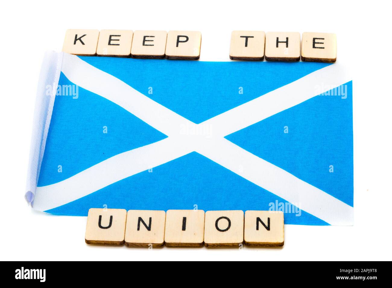 Die Nationalflaggen Schottlands, der Saltaire oder das Kreuz von St Andrews auf weißem Grund mit einer Zeichenlesung Halten Die Union Stockfoto