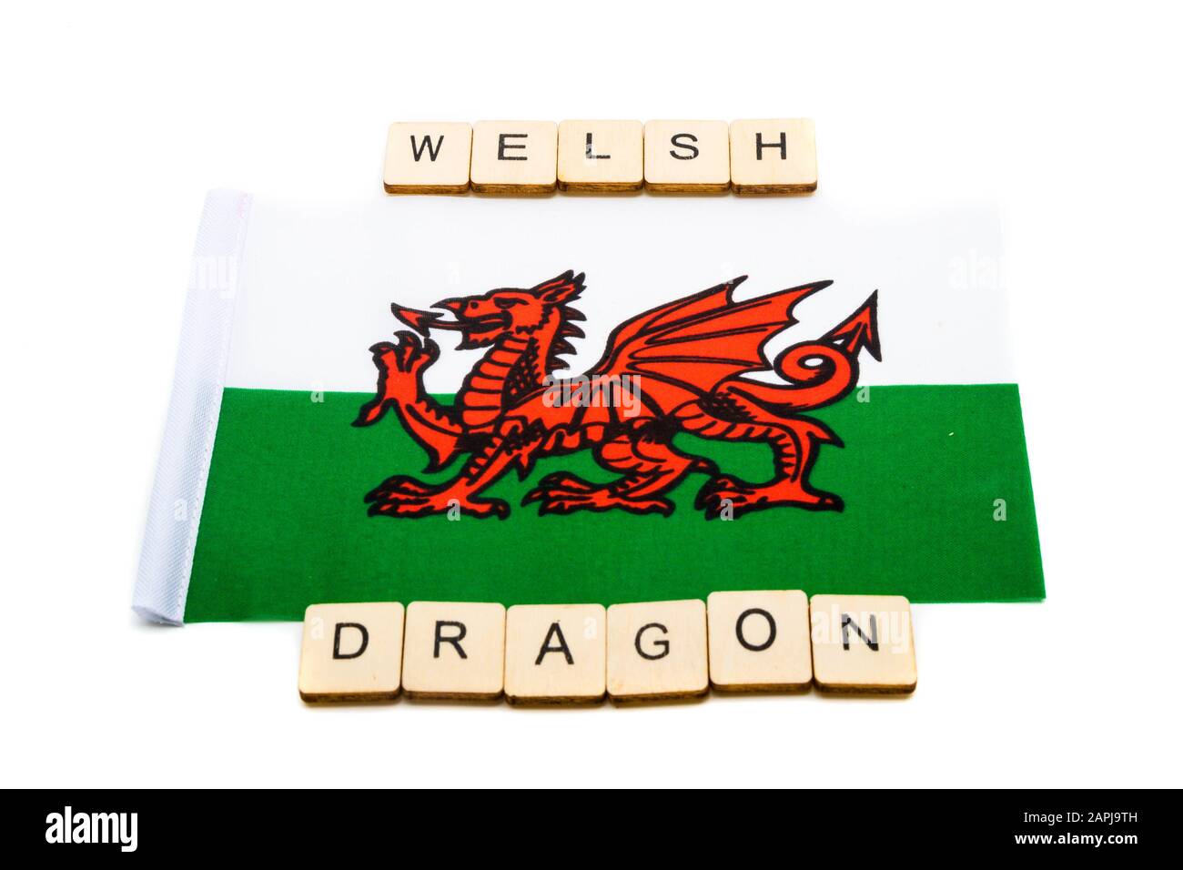 Die Nationalflaggen von Wales auf weißem Hintergrund mit einem Schild, das  Welsh Dragon liest Stockfotografie - Alamy