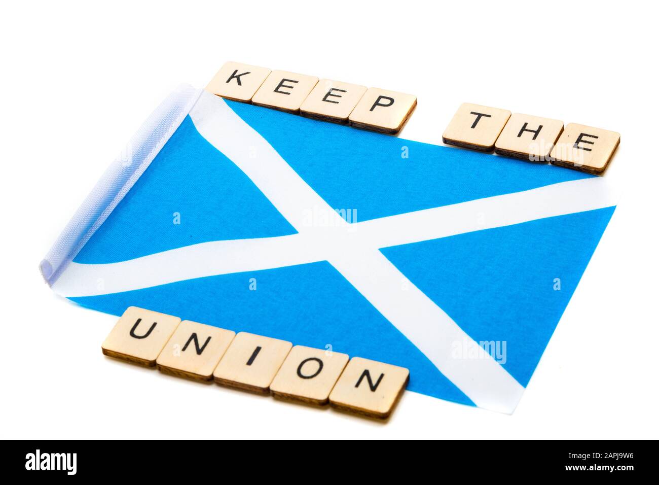 Die Nationalflaggen Schottlands, der Saltaire oder das Kreuz von St Andrews auf weißem Grund mit einer Zeichenlesung Halten Die Union Stockfoto