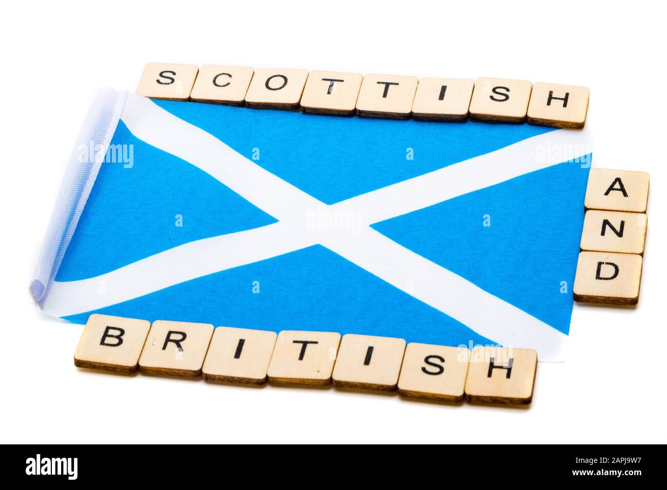 Die Nationalflaggen Schottlands, der Saltaire oder das Kreuz von St Andrews auf weißem Hintergrund mit einem Schild, das schottische Und britische Zeichen liest Stockfoto