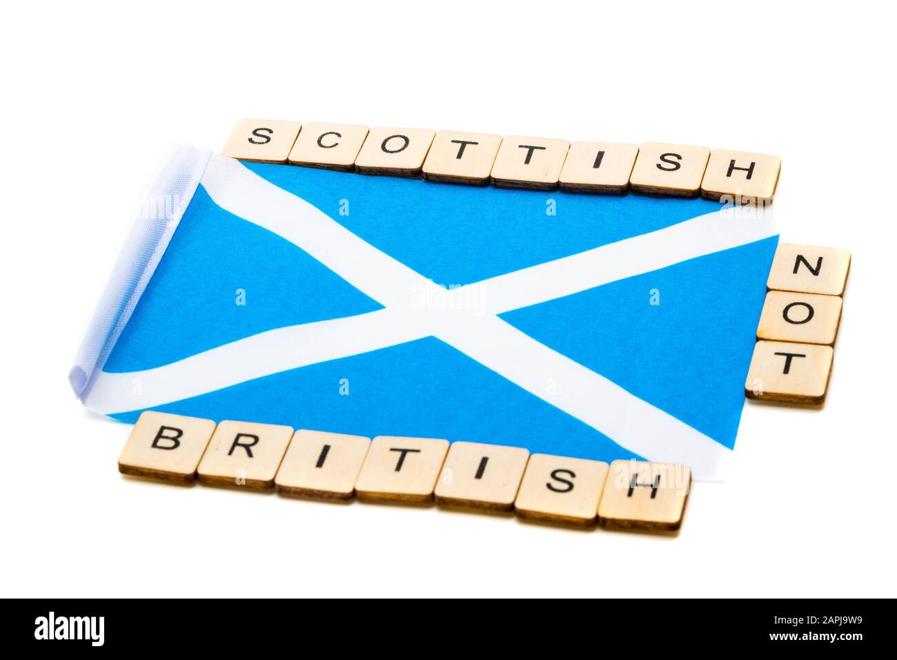 Die Nationalflaggen Schottlands, der Saltaire oder das Kreuz von St Andrews auf weißem Hintergrund mit einem Schild, das schottisch Und Nicht britisch liest Stockfoto