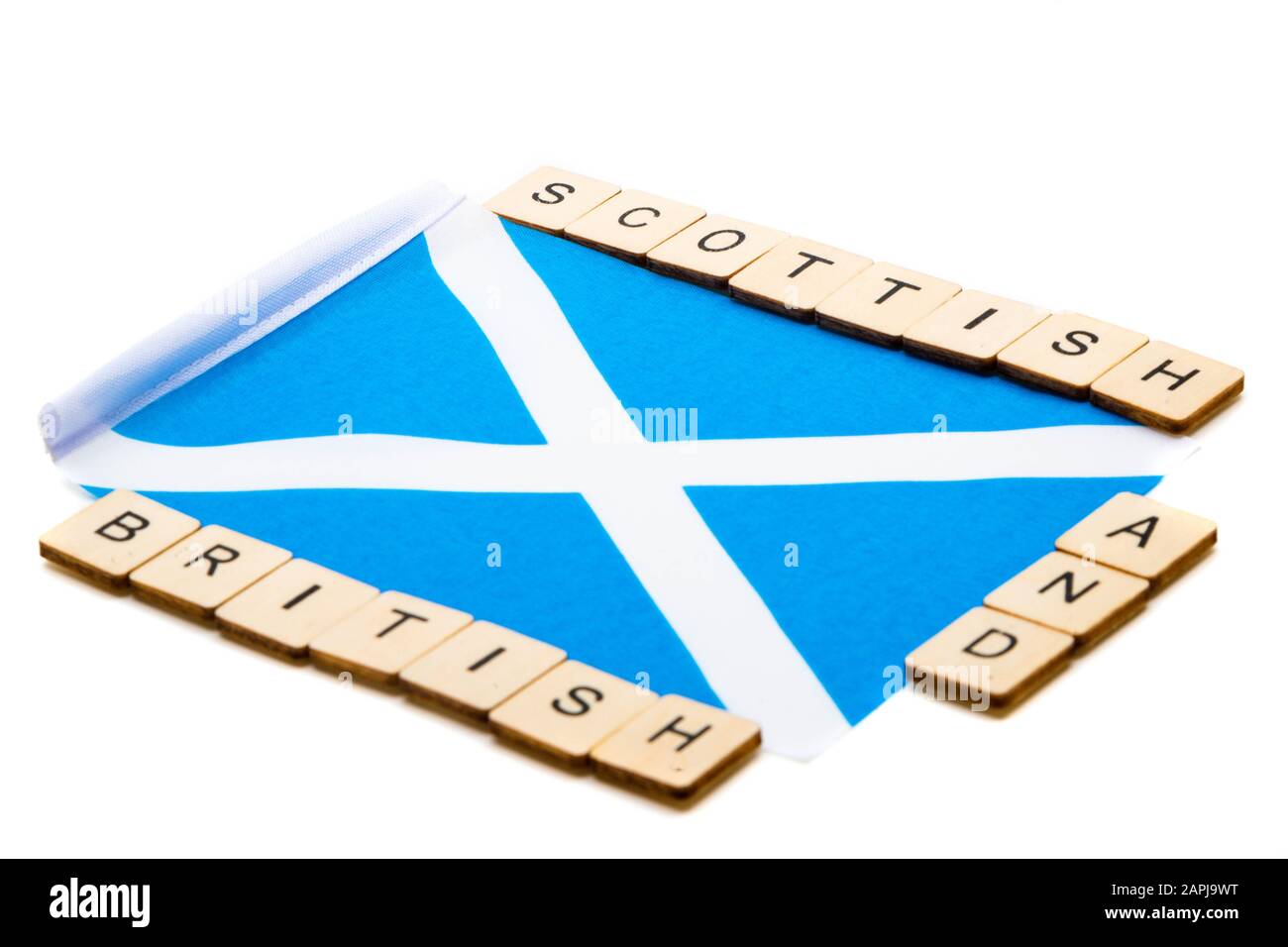 Die Nationalflaggen Schottlands, der Saltaire oder das Kreuz von St Andrews auf weißem Hintergrund mit einem Schild, das schottische Und britische Zeichen liest Stockfoto