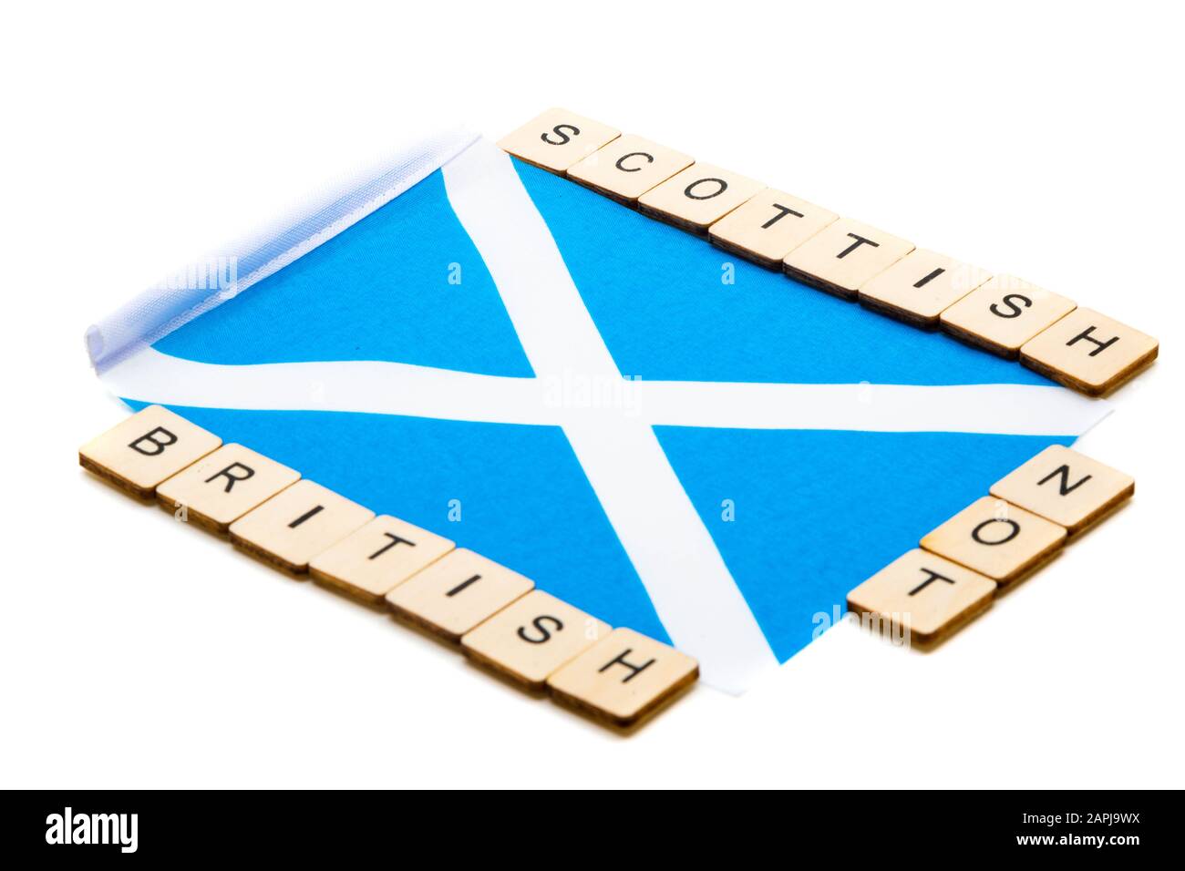 Die Nationalflaggen Schottlands, der Saltaire oder das Kreuz von St Andrews auf weißem Hintergrund mit einem Schild, das schottisch Und Nicht britisch liest Stockfoto