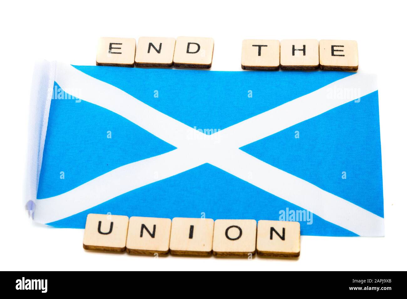 Die Nationalflaggen Schottlands, der Saltaire oder das Kreuz von St Andrews auf weißem Grund mit einer Zeichenlesung Beenden die Union Stockfoto