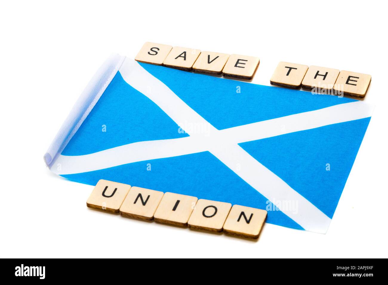 Die Nationalflaggen Schottlands, der Saltaire oder das Kreuz von St Andrews auf weißem Hintergrund mit einer Zeichenlesung Save The Union Stockfoto